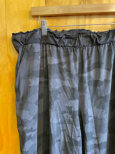 Load image into Gallery viewer, Size 16 Lululemon Black Print Women&#39;s Pants
