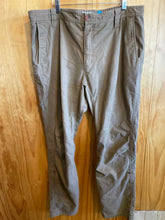 Load image into Gallery viewer, Size 38 Livsn Men's Hiking Pants
