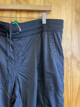 Load image into Gallery viewer, Size XXL The North Face Black Women&#39;s Capris
