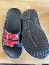 Load image into Gallery viewer, Women's Shoe Size 10 Oofos Black Sandals
