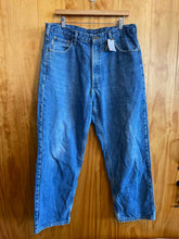 Load image into Gallery viewer, Size 36 Carhartt Men's Jeans
