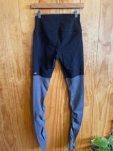 Load image into Gallery viewer, Size Medium Alo Black Women&#39;s Leggings
