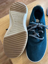 Load image into Gallery viewer, Shoe Size 8 All Birds Casual Shoes
