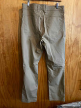 Load image into Gallery viewer, Size 34 Duluth Trading Men's Pants
