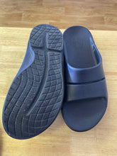 Load image into Gallery viewer, Women's Shoe Size 11 Oofos Navy Sandals
