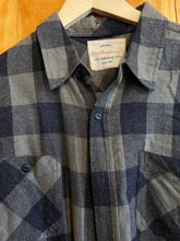 Load image into Gallery viewer, Size Large Weatherproof Men's Flannel
