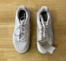 Load image into Gallery viewer, Shoe Size 7 Nike White Shoes
