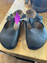 Load image into Gallery viewer, Shoe Size 40 Birkenstock Sandals
