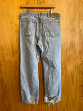 Load image into Gallery viewer, Size 32x30 Wrangler Men&#39;s Jeans
