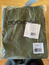 Load image into Gallery viewer, Size M Beyond Green Women&#39;s Pants
