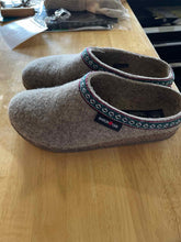 Load image into Gallery viewer, Women's Shoe Size 39 Haflinger Grey Clogs
