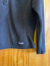Load image into Gallery viewer, Size M Patagonia Black Women&#39;s Fleece Sweatshirt
