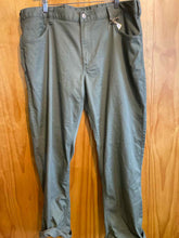 Load image into Gallery viewer, Size 40 Carhartt Men's Pants
