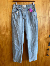 Load image into Gallery viewer, Size 6 Abercrombie &amp; Fitch Light Blue Women&#39;s Jeans
