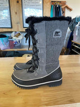 Load image into Gallery viewer, Shoe Size 8 Sorel Grey Women&#39;s Winter Boots
