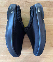Load image into Gallery viewer, 9.5 Oofos Men's Slippers
