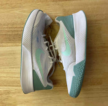 Load image into Gallery viewer, Shoe Size 7 Nike White Shoes

