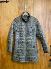 Load image into Gallery viewer, Women Size Small Patagonia Green Women's Jacket
