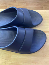 Load image into Gallery viewer, Women's Shoe Size 11 Oofos Navy Sandals
