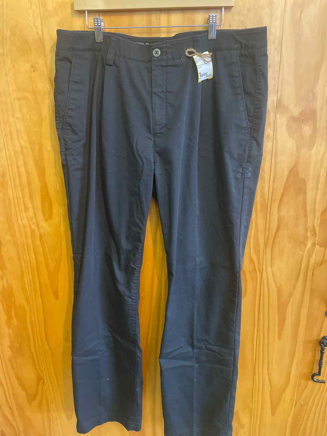 Size 38 Under Armour Men's Pants
