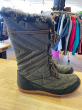 Load image into Gallery viewer, Women's Shoe Size 12 Columbia Dark Green Snow Boots
