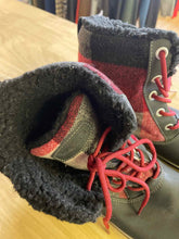 Load image into Gallery viewer, Shoe Size 10 Keen Black Boots
