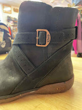 Load image into Gallery viewer, Shoe Size 7 Chaco Boots
