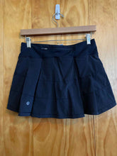 Load image into Gallery viewer, Size 4 Lululemon Black Skirt
