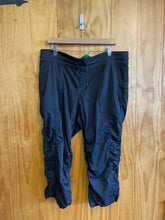 Load image into Gallery viewer, Size XXL The North Face Black Women&#39;s Capris
