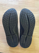 Load image into Gallery viewer, 9 Oofos Men's Sandals
