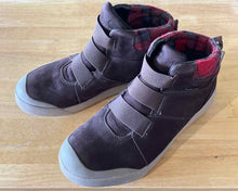 Load image into Gallery viewer, Shoe Size 9.5 Keen Brown Shoes
