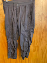 Load image into Gallery viewer, Size Medium North Face Grey Women's Capris
