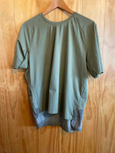 Load image into Gallery viewer, Size Large REI Men's Short Sleeve Shirt
