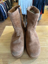 Load image into Gallery viewer, Shoe Size 9 Explorer's Brown Boots
