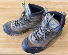 Load image into Gallery viewer, Shoe Size 6 vasque Brown Boots
