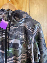 Load image into Gallery viewer, Size Large Under Armour Men's Sweater &amp; Sweatshirt
