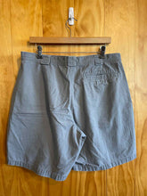 Load image into Gallery viewer, Size 36 Columbia Men&#39;s Shorts
