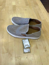 Load image into Gallery viewer, Women&#39;s Shoe Size 8.5 OluKai Beige Casual Shoes
