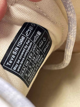 Load image into Gallery viewer, Shoe Size 8 Teva Cream Shoes
