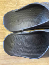 Load image into Gallery viewer, Shoe Size 11 Oofos Black Sandals
