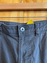 Load image into Gallery viewer, Size 38 The North Face Men's Shorts
