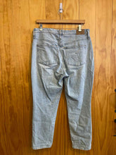 Load image into Gallery viewer, Size 33 Madewell Light Blue Women's Jeans
