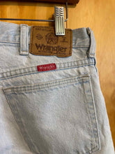 Load image into Gallery viewer, Size 34 Wrangler Men&#39;s Jeans
