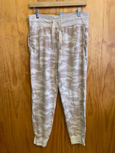 Load image into Gallery viewer, Size M Athleta Camo Women's Pants
