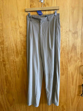 Load image into Gallery viewer, Size Medium Vuori Grey Women&#39;s Pants
