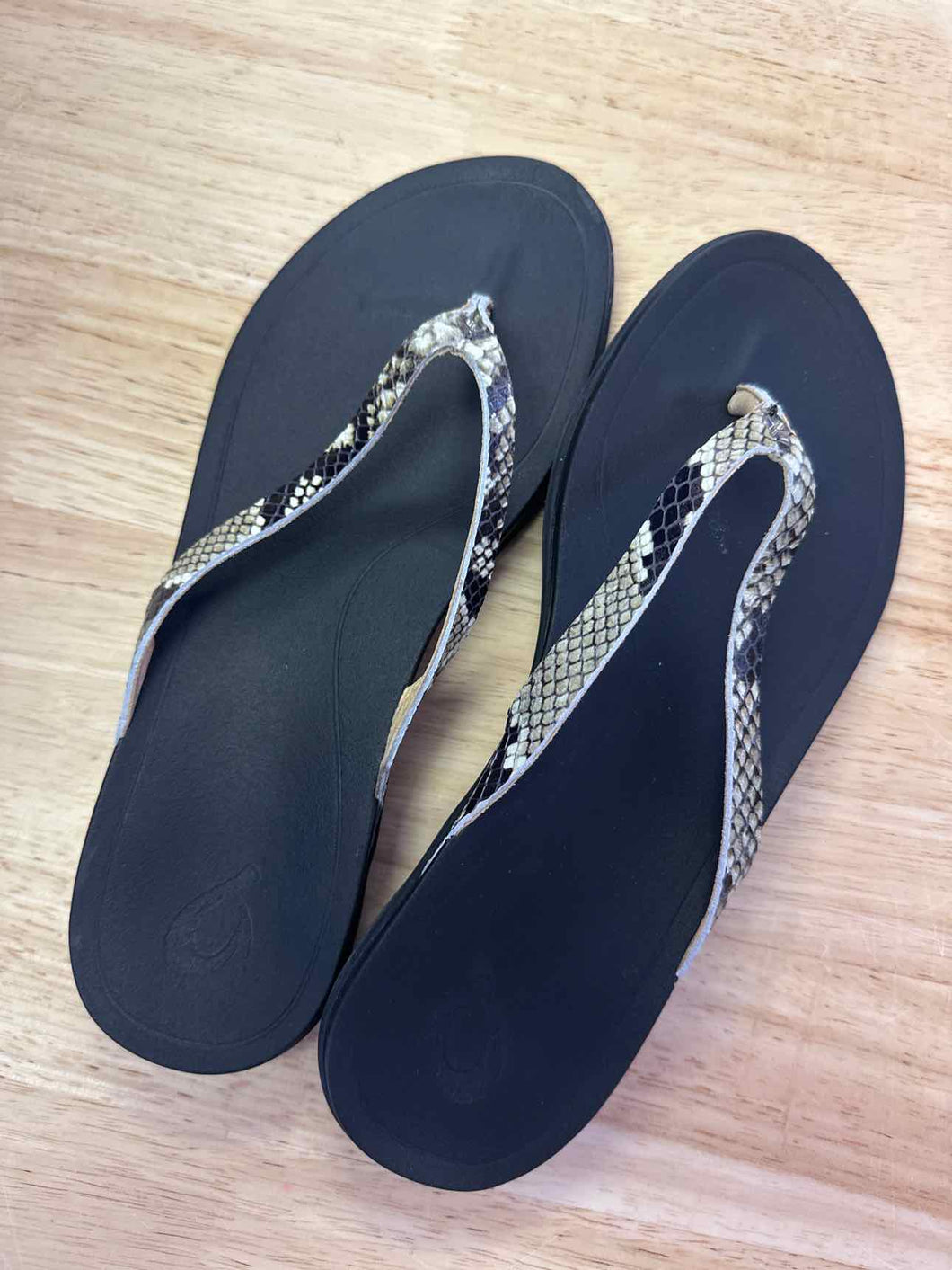 Shoe Size 9 OluKai Black Flip Flops