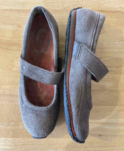Load image into Gallery viewer, Women&#39;s Shoe Size 8 Eddie Bauer Brown Casual Shoes
