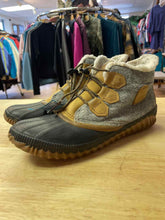 Load image into Gallery viewer, Women&#39;s Shoe Size 9.5 Sorel Grey Boots
