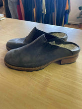 Load image into Gallery viewer, Shoe Size 7 UGG Grey Shoes
