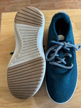 Load image into Gallery viewer, Shoe Size 8 All Birds Casual Shoes
